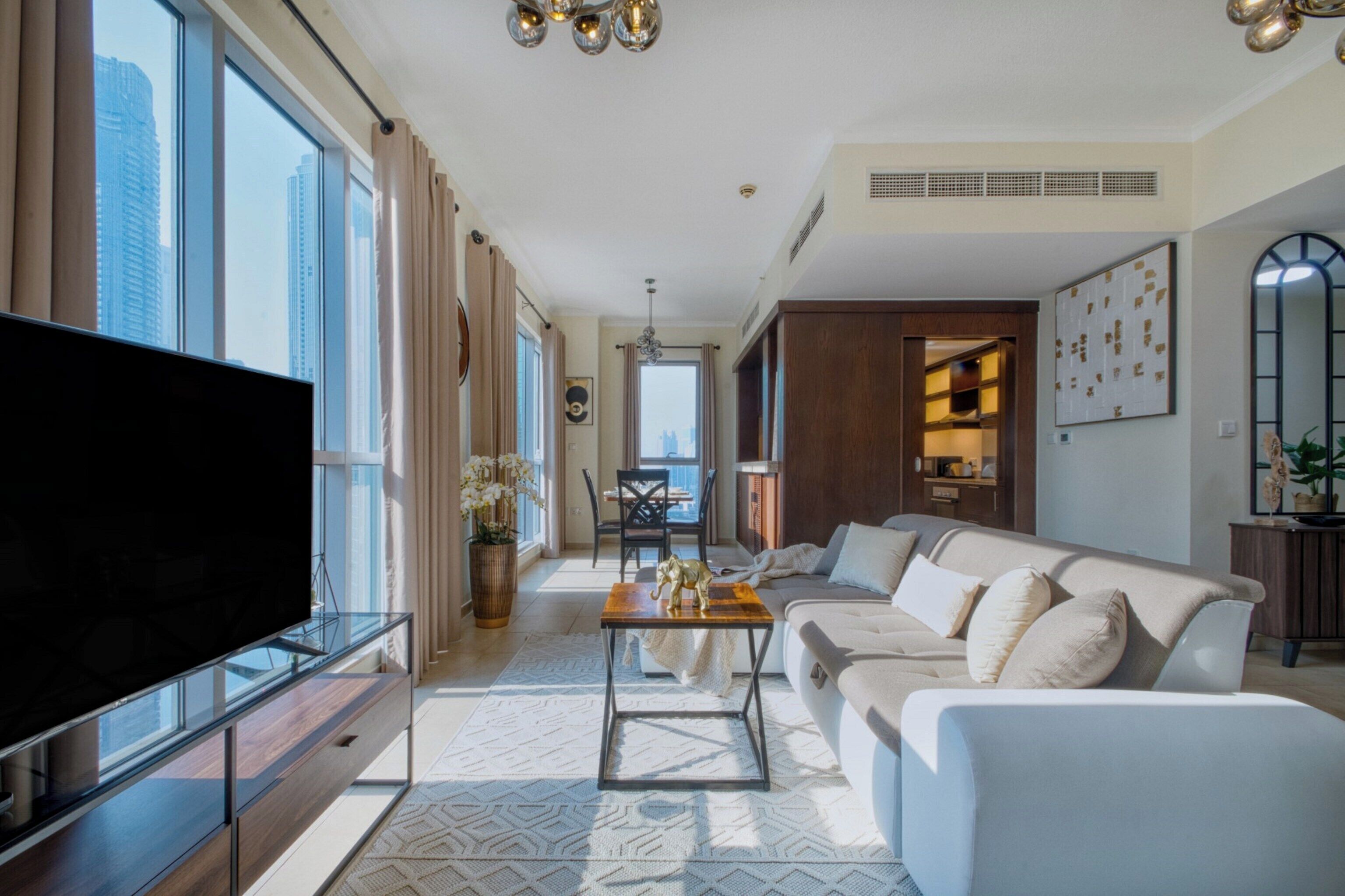 Deluxe-Apartment, 1 King-Bett und Schlafsofa, Balkon, Stadtblick | Wohnbereich | 43-Zoll-Flachbildfernseher mit Satellitenempfang, Netflix