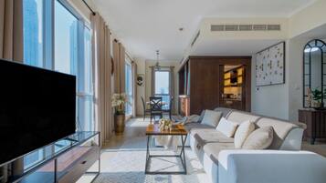 Deluxe-Apartment, 1 King-Bett und Schlafsofa, Balkon, Stadtblick | Wohnbereich | 43-Zoll-Flachbildfernseher mit Satellitenempfang, Netflix