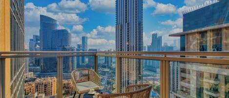 Deluxe-Apartment, 1 King-Bett und Schlafsofa, Balkon, Stadtblick | Balkon