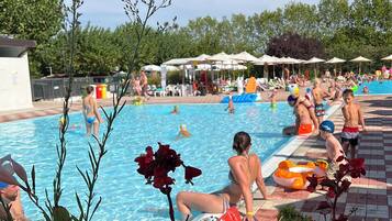 Piscina stagionale all'aperto, lettini