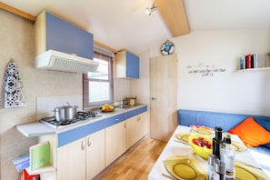 Bungalow, 2 makuuhuonetta | Yksityinen keittiö | Syöttötuoli