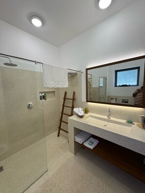 Shower, hair dryer, bidet, towels - Nana in Diani’s  cozy 1bed luxury apartment w/beach,pool access! (Kwale County)