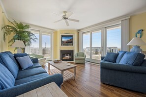 TV - Stunning 3-bedroom condo with wraparound balcony and pool (Ocean City)