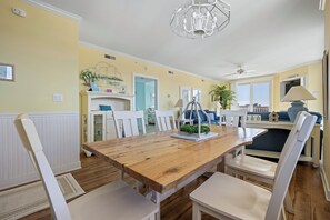 Dining - Stunning 3-bedroom condo with wraparound balcony and pool (Ocean City)