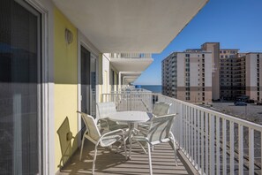 Outdoor dining - Stunning 3-bedroom condo with wraparound balcony and pool (Ocean City)