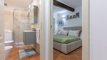 Shower, bidet, towels