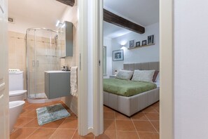 Doccia, bidet, asciugamani