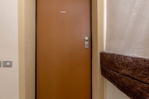 Interior - GuestHost - Charming 53 sqm apartment, ideal for groups of up to 5 guests, located on the first floor of a historic building without an elevator.Set in the heart of the historic centre, the accommodation is located on one of Ferrara’s most charming med (Ferrara)