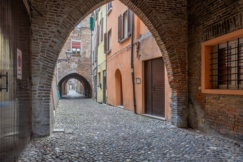 GuestHost - Charming 53 sqm apartment, ideal for groups of up to 5 guests, located on the first floor of a historic building without an elevator.Set in the heart of the historic centre, the accommodation is located on one of Ferrara’s most charming med