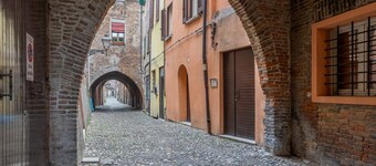 GuestHost - Charming 53 sqm apartment, ideal for groups of up to 5 guests, located on the first floor of a historic building without an elevator.Set in the heart of the historic centre, the accommodation is located on one of Ferrara’s most charming med