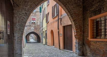 GuestHost - Charming 53 sqm apartment, ideal for groups of up to 5 guests, located on the first floor of a historic building without an elevator.Set in the heart of the historic centre, the accommodation is located on one of Ferrara’s most charming med