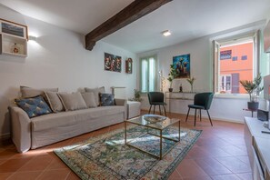 Living area - GuestHost - Charming 53 sqm apartment, ideal for groups of up to 5 guests, located on the first floor of a historic building without an elevator.Set in the heart of the historic centre, the accommodation is located on one of Ferrara’s most charming med (Ferrara)