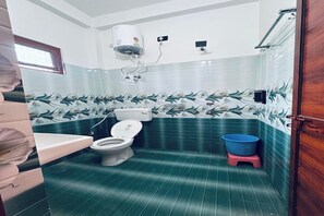 Deluxe Double Room | Bathroom | Free toiletries, towels, soap, shampoo - Hotel Aparna Palace (Ayodhya)