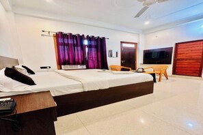 Deluxe Double Room | Desk - Hotel Aparna Palace (Ayodhya)