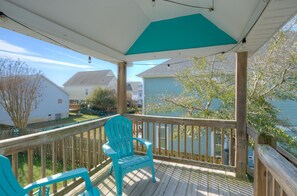 Property grounds - Shenanigans: Cozy Beach Retreat (Oak Island)