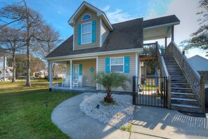 Exterior - Shenanigans: Cozy Beach Retreat (Oak Island)
