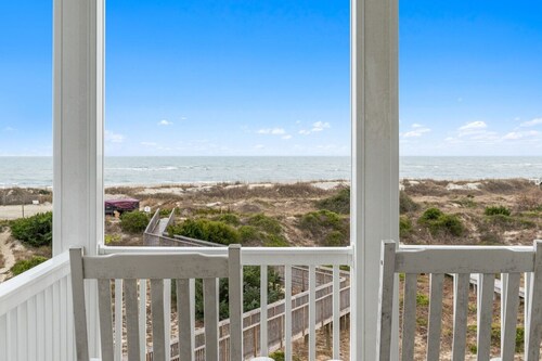 Kings Kraken: An 8-bedroom oceanfront home in Oak Island, perfect for 20 guests!