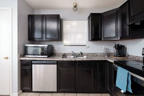 Fridge, microwave, oven, stovetop - Fenced Yard • Patio and Grill • Pet Friendly (Killeen)