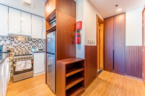 Frigorifero, microonde, forno, piano cottura