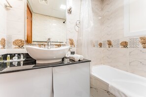 Shower, hair dryer, bidet, towels - Skyline Studio Overlooking the Community, Only a Few Steps from the Park (Dubai)