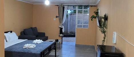 Studiosvit - utsikt mot bergen | Interiör