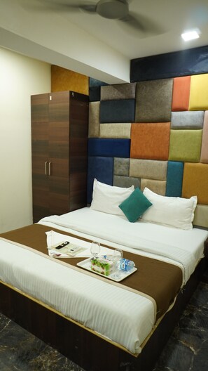 Deluxe Double Room | Desk, laptop workspace, iron/ironing board, free WiFi - Hotel Versova Inn (Mumbai)