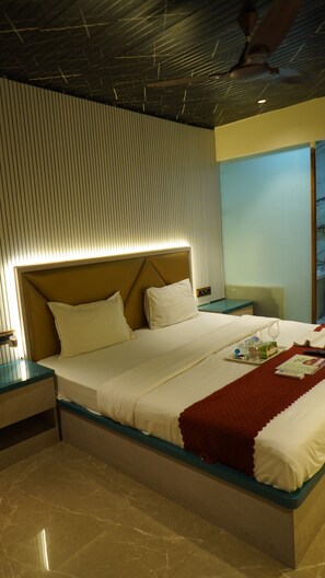 Desk, laptop workspace, iron/ironing board, free WiFi - Hotel Versova Inn (Mumbai)