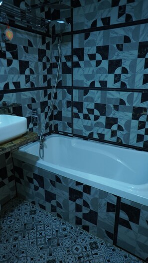 Executive Double Room | Bathroom | Shower, towels, soap, shampoo - Hotel Versova Inn (Mumbai)