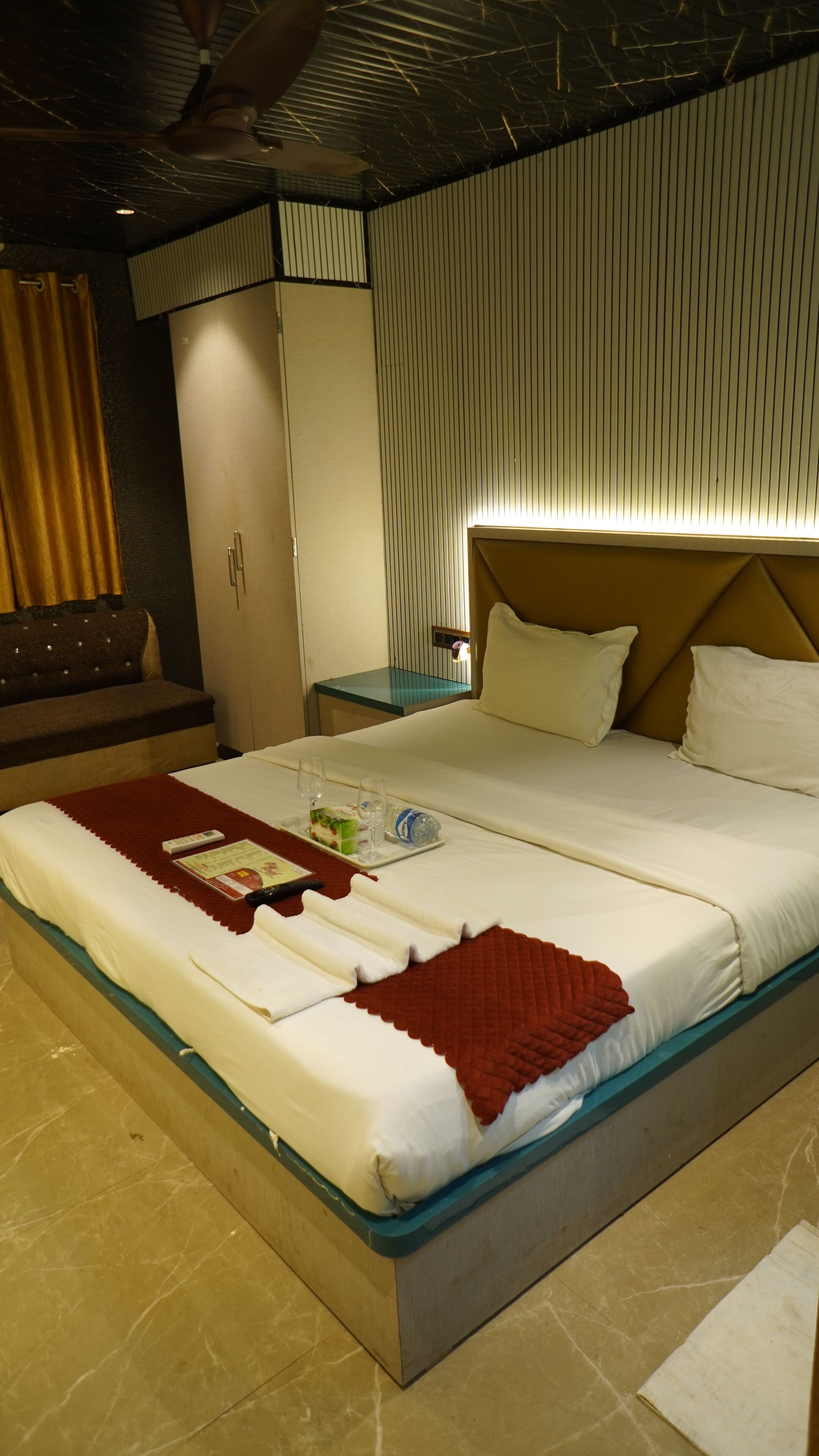 Escritorio y espacio para trabajar con laptop 