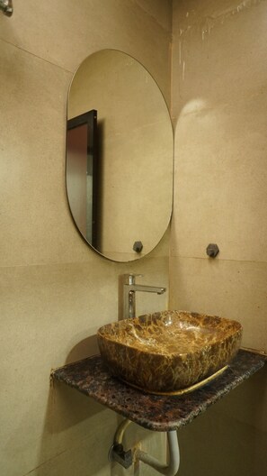 Chambre Double Deluxe | Salle de bain | Douche, serviettes fournies, savon, shampoing