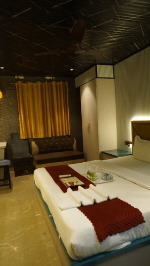 Desk, laptop workspace, iron/ironing board, free WiFi - Hotel Versova Inn (Mumbai)