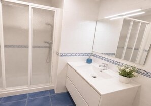 Hair dryer, bidet, towels, soap - APARTMENT WITH SEA VIEW (Viveiro)
