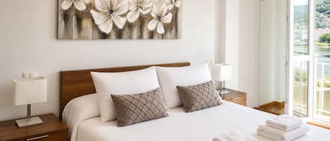 Tabla de planchar con plancha, wifi y ropa de cama