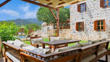 Comfort-huvila, vuoristonäköala | Ulkoruokailutilat