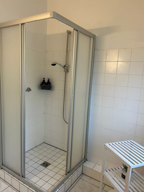 Dusche, Haartrockner, Handtücher, Seife