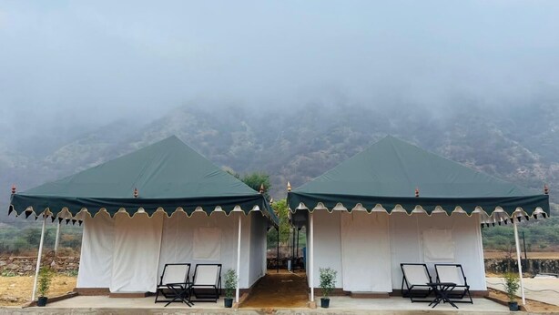 Two tents with a view of mountains in the background. - Pushkar Dhani Camps And Resort (Pushkar)