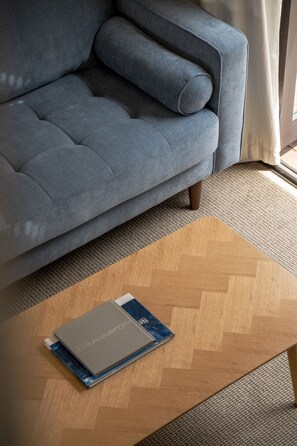 TV, fireplace, books - Elevated Base | Close to Town · Lake & Mountain Outlook (Queenstown)