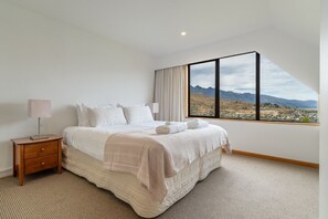 3 bedrooms, free WiFi, bed sheets - Elevated Outlook - Close to Town - Lake Views (Queenstown)