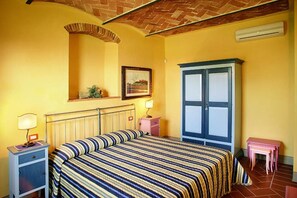 WiFi, bed sheets - Abbati Apartment at Agriturismo I Macchiaioli with Pool, Wi-Fi & Air Conditioning (Monsummano Terme)