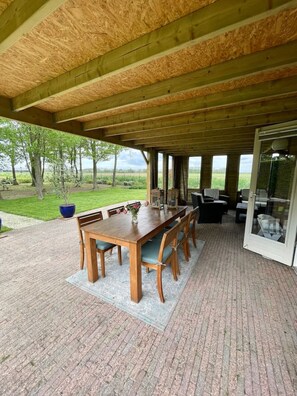 Outdoor dining - Compleet huisje tussen de weilanden in Ewijk (Ewijk)