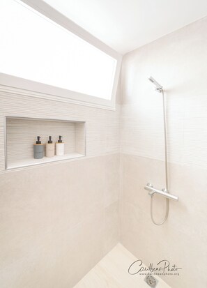 Shower, hair dryer, towels, soap - Modern Caribbean Stay Coral Azul 301 (Dominicus)