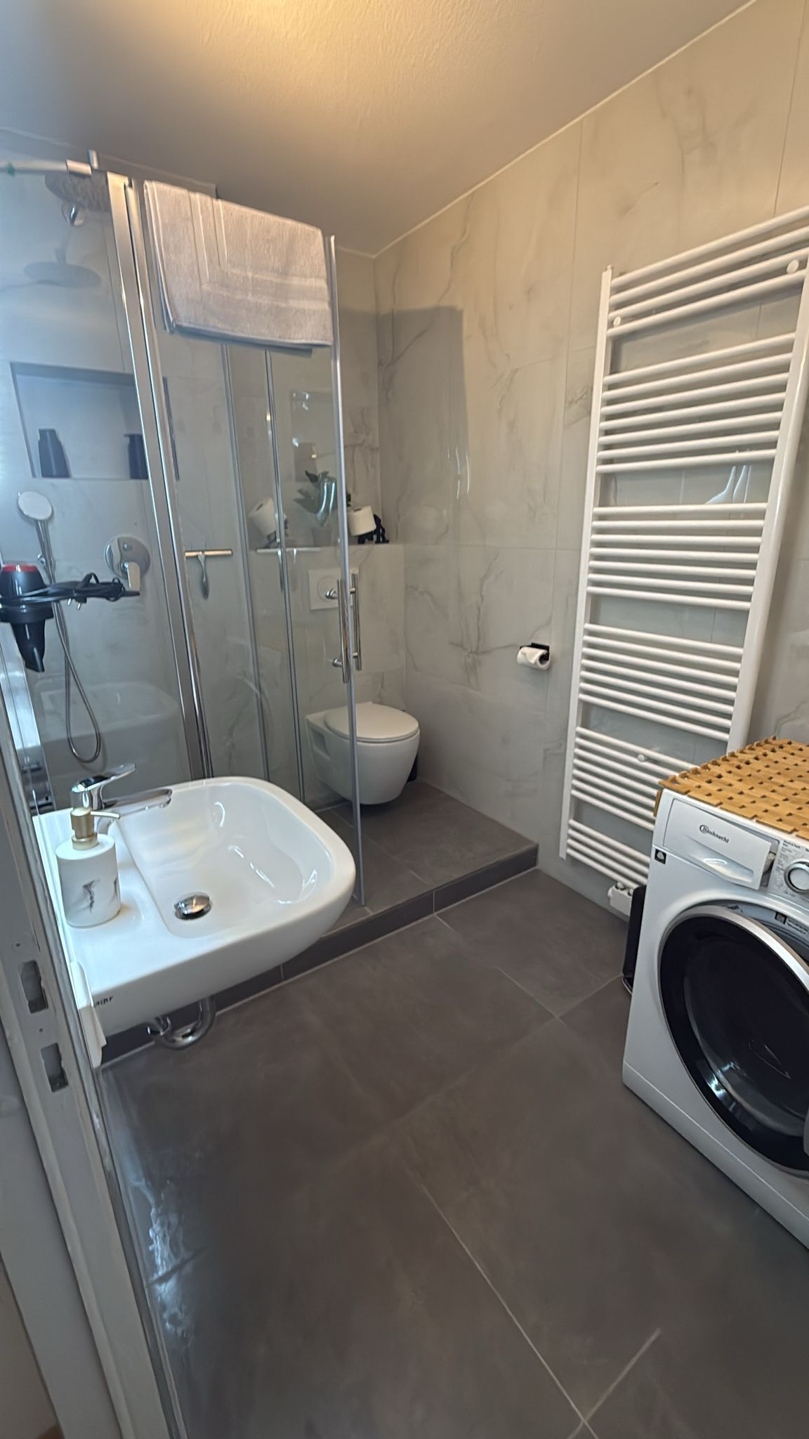 Een douche, een haardroger, handdoeken, zeep