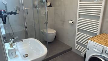 Een douche, een haardroger, handdoeken, zeep