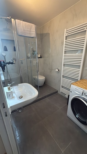 Dusj, hårføner, håndklær og såpe