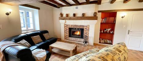 Una televisión, una chimenea