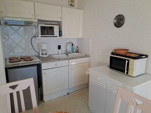 Refrigerador, microondas, parrilla de estufa y cafetera y tetera 