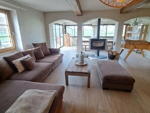 Fernseher, Kamin, Tischtennisplatte