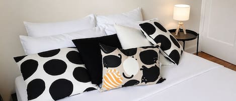 4 bedrooms, iron/ironing board, WiFi, bed sheets