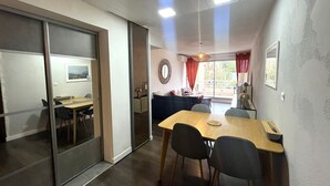 En modern inredning med ett matområde, en soffa och ett stort fönster.