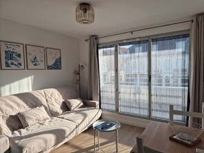 TV - Comfortable Downtown Apartment Near Beach (Fort-Mahon-Plage)